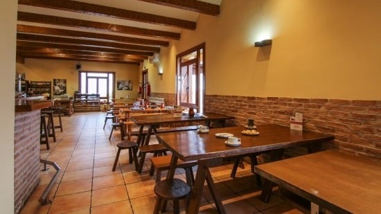 Zona del comedor de la Casa Urrutia de Ujué. Foto: TripAdvisor.