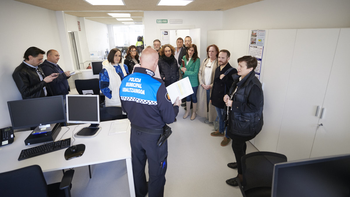 La Comisión de Presidencia del Ayuntamiento de Pamplona visita los nuevos espacios habilitados en las instalaciones de Policía Municipal. PABLO LASAOSA