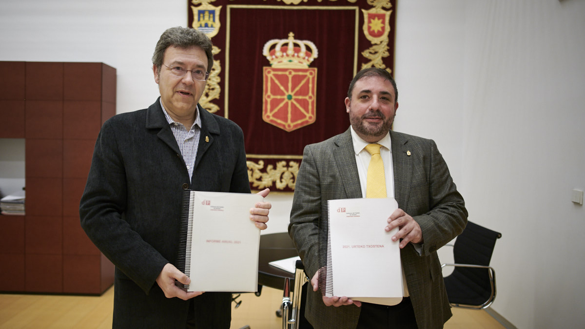 El presidente del Parlamento de Navarra, Unai Hualde, recibe al defensor del Pueblo de la Comunidad foral, Patxi Vera, quien le hará entrega formal del informe anual de la institución correspondiente al ejercicio 2021. PABLO LASAOSA