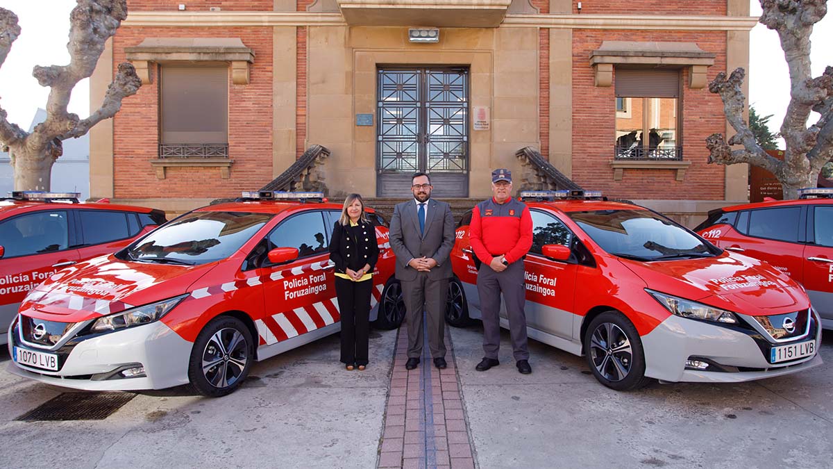 La directora general de Interior, Amparo López, el vicepresidente Javier Remírez y el jefe de la Policía Foral, Juan Carlos Zapico, junto a los vehículos en la comisaría central de Beloso.GOBIERNO DE NAVARRA
