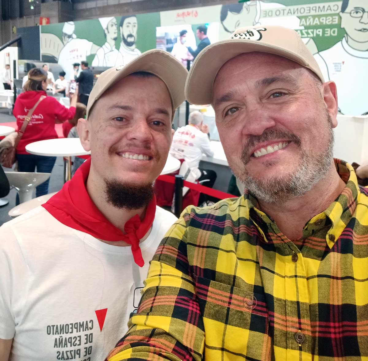 Txetxu Maganto y Vinicius de Oliveira de la pizzería Cicciobella de Pamplona durante el concurso celebrado en Madrid. CEDIDA