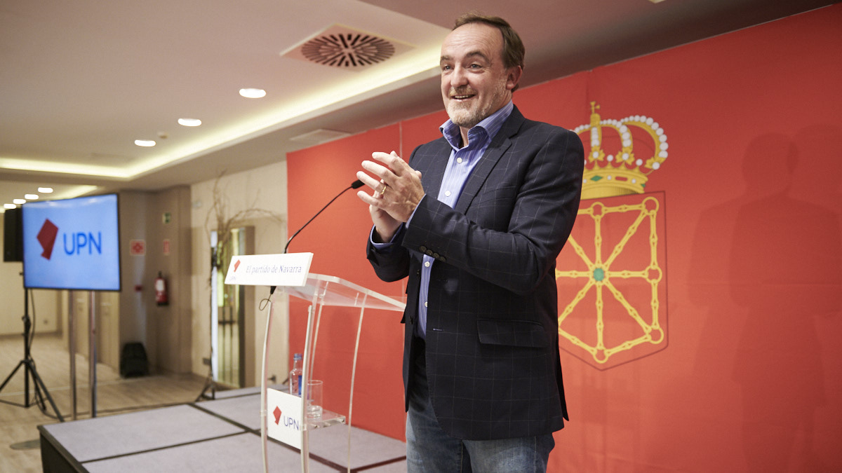 El presidente de UPN, Javier Esparza, interviene en la asamblea general de afiliados convocada por la formación regionalista. PABLO LASAOSA