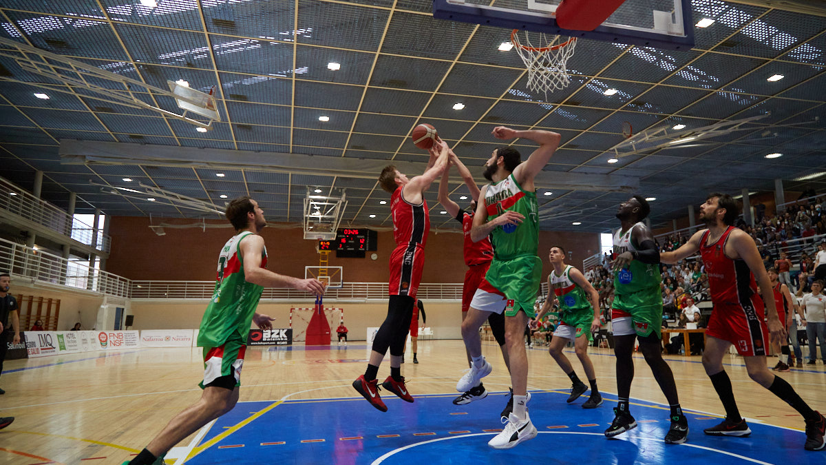 Partido de ida de cuartos de final del play off de ascenso a la liga LEB Oro entre ENERparking Basket Navarra y Teknei Bizkaia Zornotza celebrado en el Polideportivo Arrosadía de Pamplona. IÑIGO ALZUGARAY
