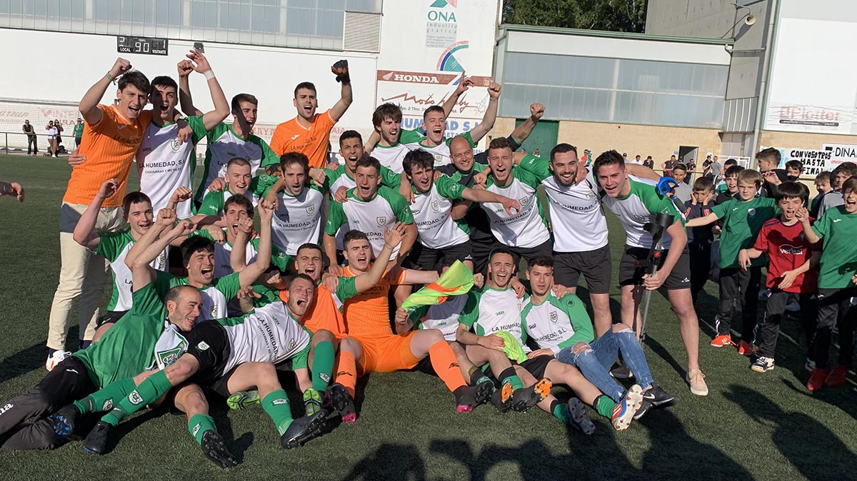 Los jugadores de Oberena celebran el ascenso a Tercera división. Navarra.com