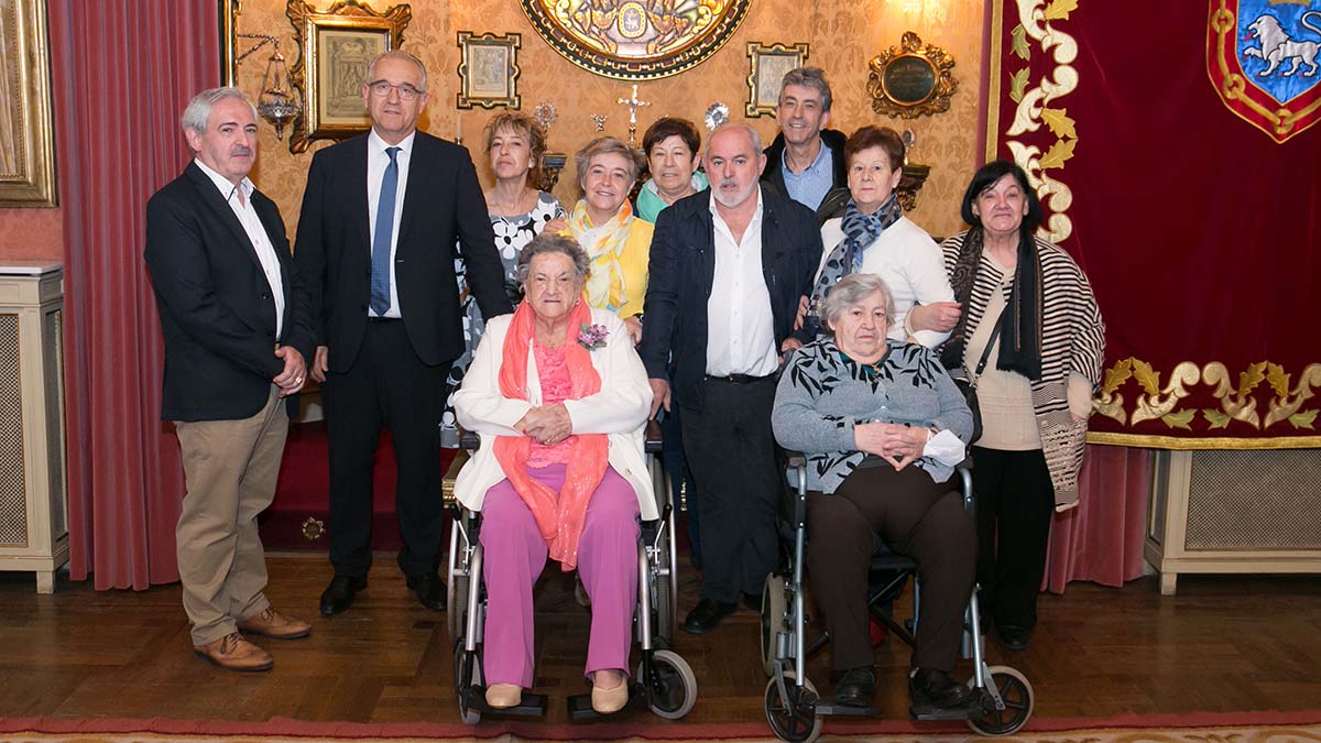 El alcalde Enrique Maya recibe a la centenaria Catalina Saldías Aristráin en la Casa Consistorial