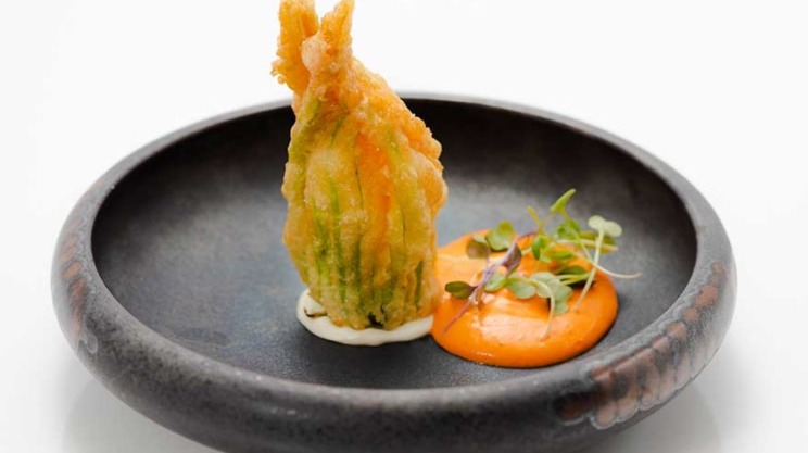 Flor de calabacín con queso y pimientos de piquillo. Foto: Restaurante Kabo.