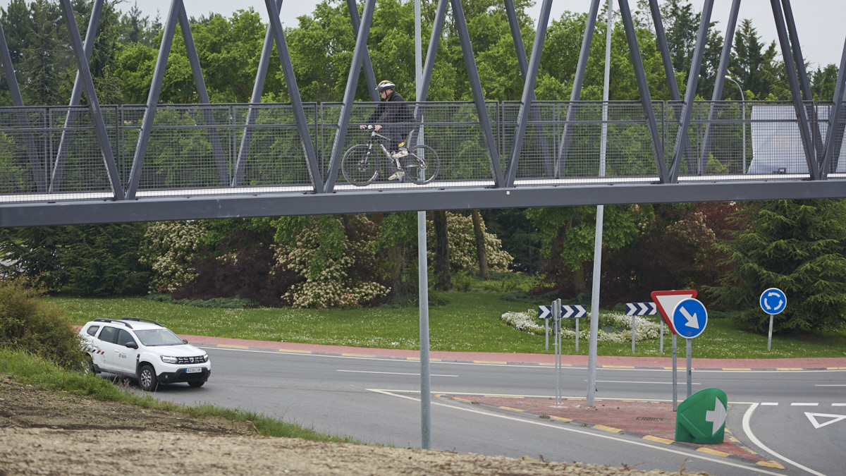 El consejero de Cohesión Territorial, Bernardo Ciriza, visita la nueva pasarela peatonal y ciclable de Itaroa, cuyas obras acaban de finalizar. PABLO LASAOSA