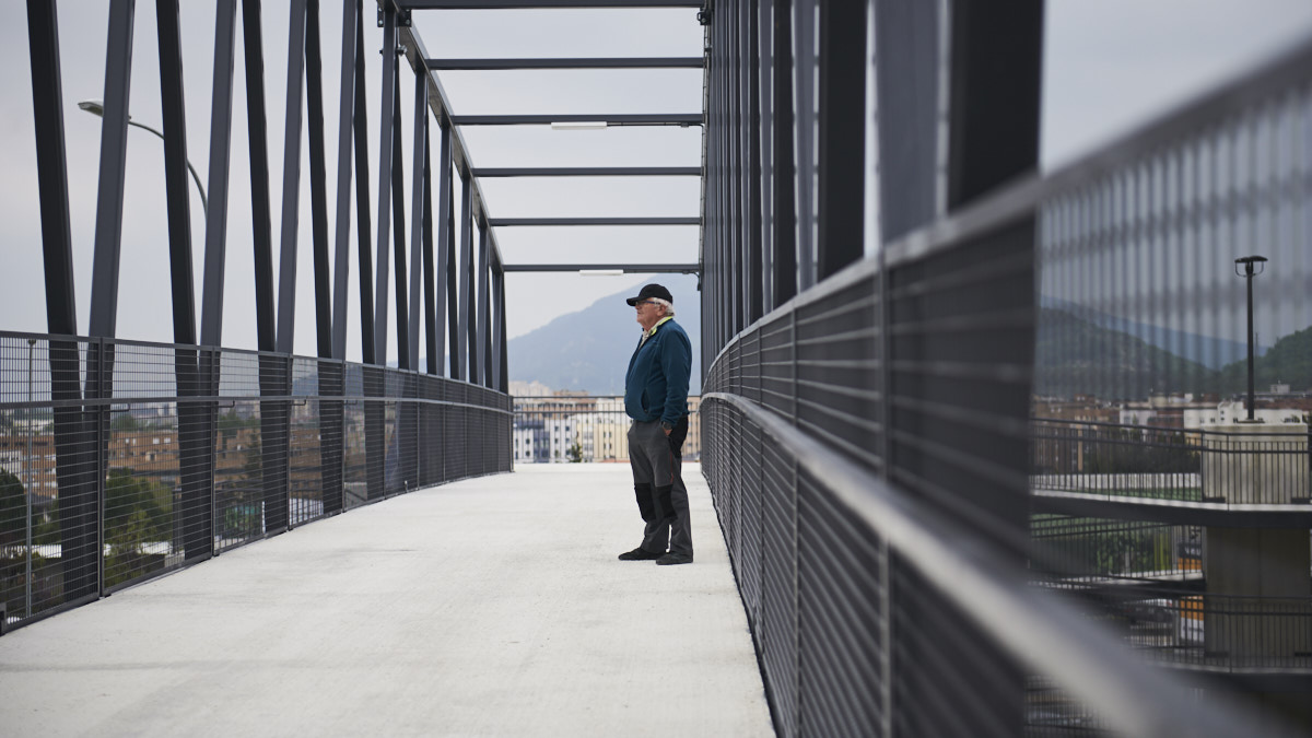 El consejero de Cohesión Territorial, Bernardo Ciriza, visita la nueva pasarela peatonal y ciclable de Itaroa, cuyas obras acaban de finalizar. PABLO LASAOSA