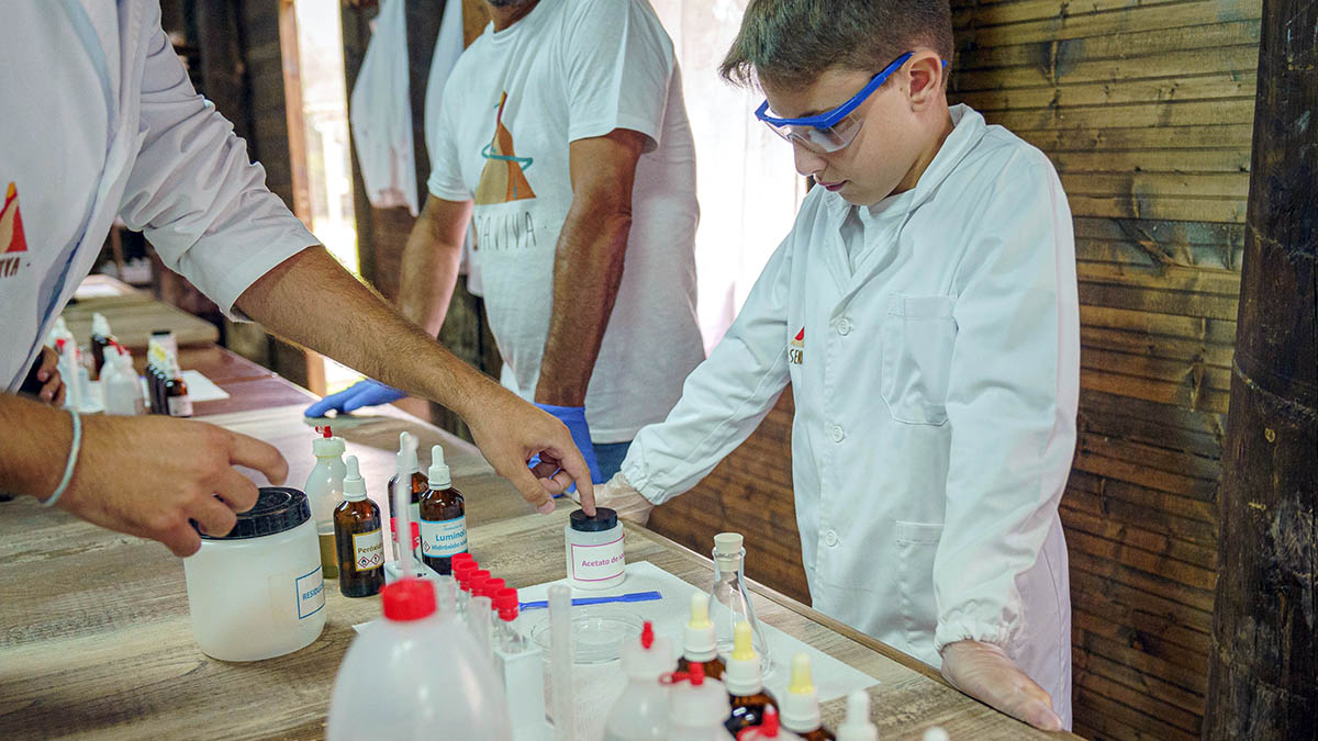 Varios niños disfrutan durante un campamento anterior en Sendaviva. CEDIDA