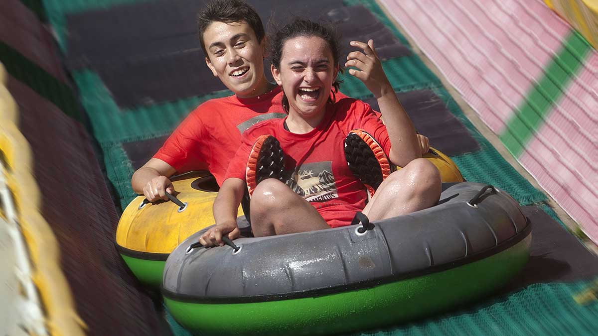 Varios niños disfrutan durante un campamento anterior en Sendaviva. CEDIDA