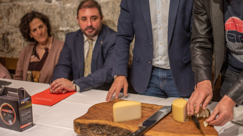 La consejera de Desarrollo Rural y Medio Ambiente, Itziar Gómez, participa en el corte y presentación del primer queso Idiazabal del año 2022 en Navarra. IRAITZ IRIARTE.