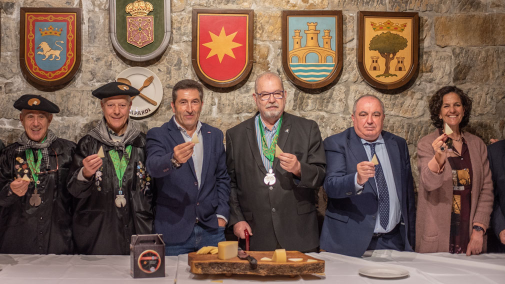 La consejera de Desarrollo Rural y Medio Ambiente, Itziar Gómez, participa en el corte y presentación del primer queso Idiazabal del año 2022 en Navarra. IRAITZ IRIARTE.