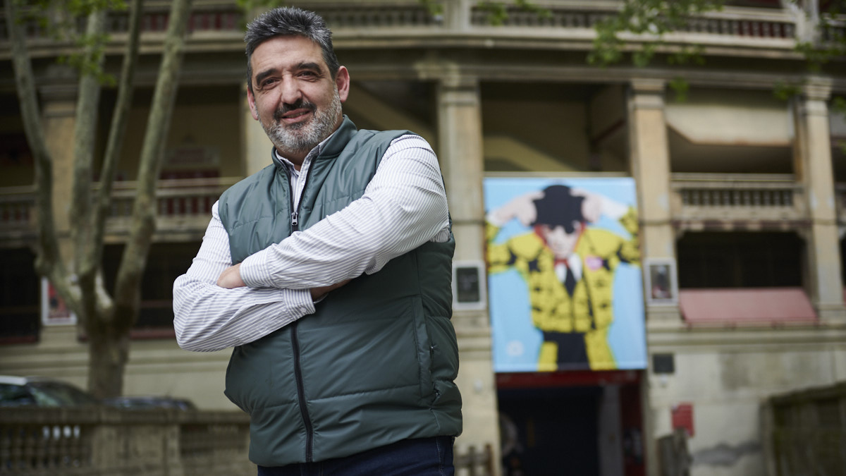 Manolo Sagüés, crítico taurino que prepara un libro sobre el Centenario de la Plaza de toros de Pamplona. PABLO LASAOSA