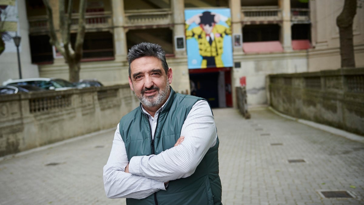 Manolo Sagüés, crítico taurino que prepara un libro sobre el Centenario de la Plaza de toros de Pamplona. PABLO LASAOSA