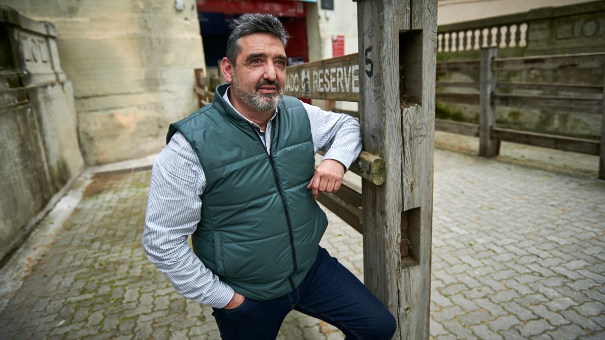 Manolo Sagüés, crítico taurino que prepara un libro sobre el Centenario de la Plaza de toros de Pamplona. PABLO LASAOSA