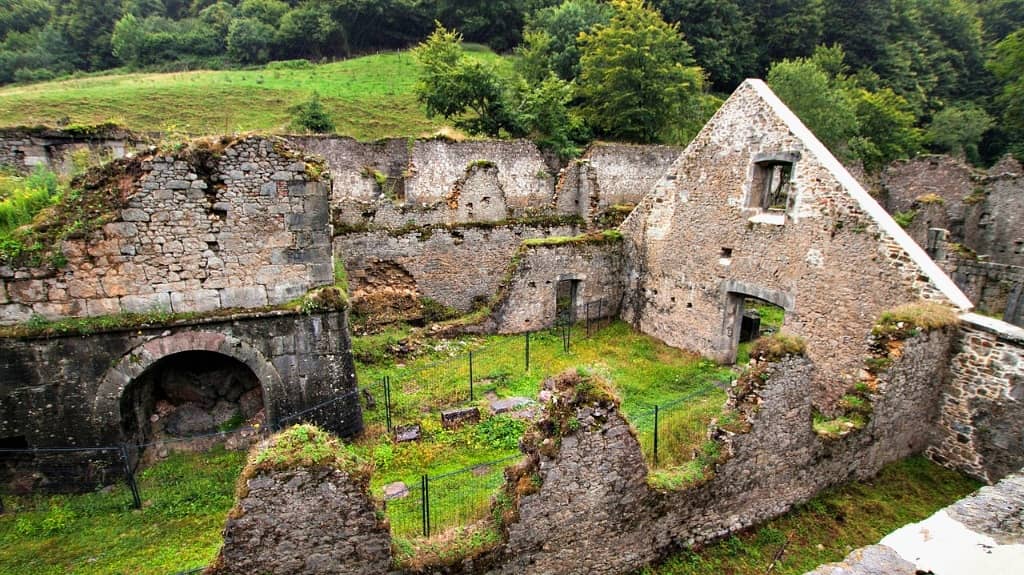 Ruinas de la Fábrica de armas de Orbaizeta, en la Selva de Irati. Foto: archivo.