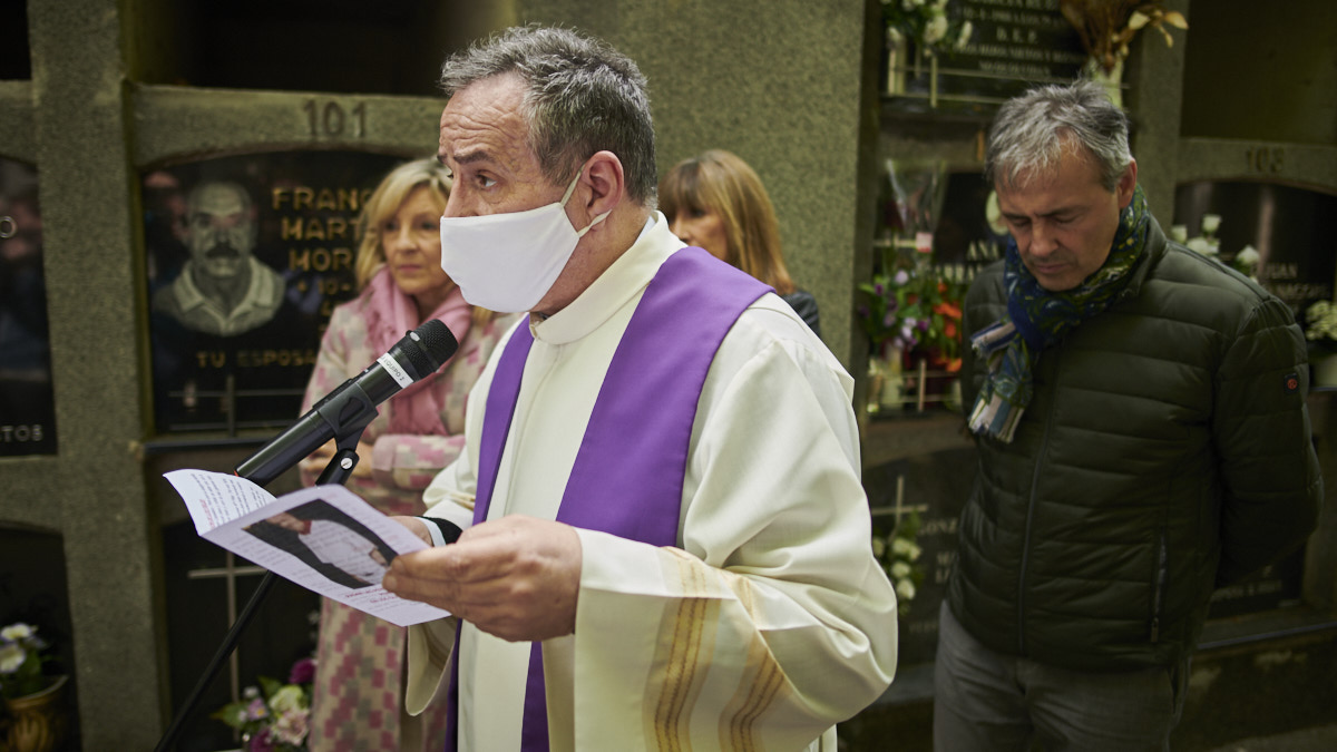 El Ayuntamiento, encabezado por el alcalde, Enrique Maya, celebra un acto de recuerdo a Tomás Caballero, concejal de UPN asesinado por la banda terrorista ETA hace 24 años. PABLO LASAOSA