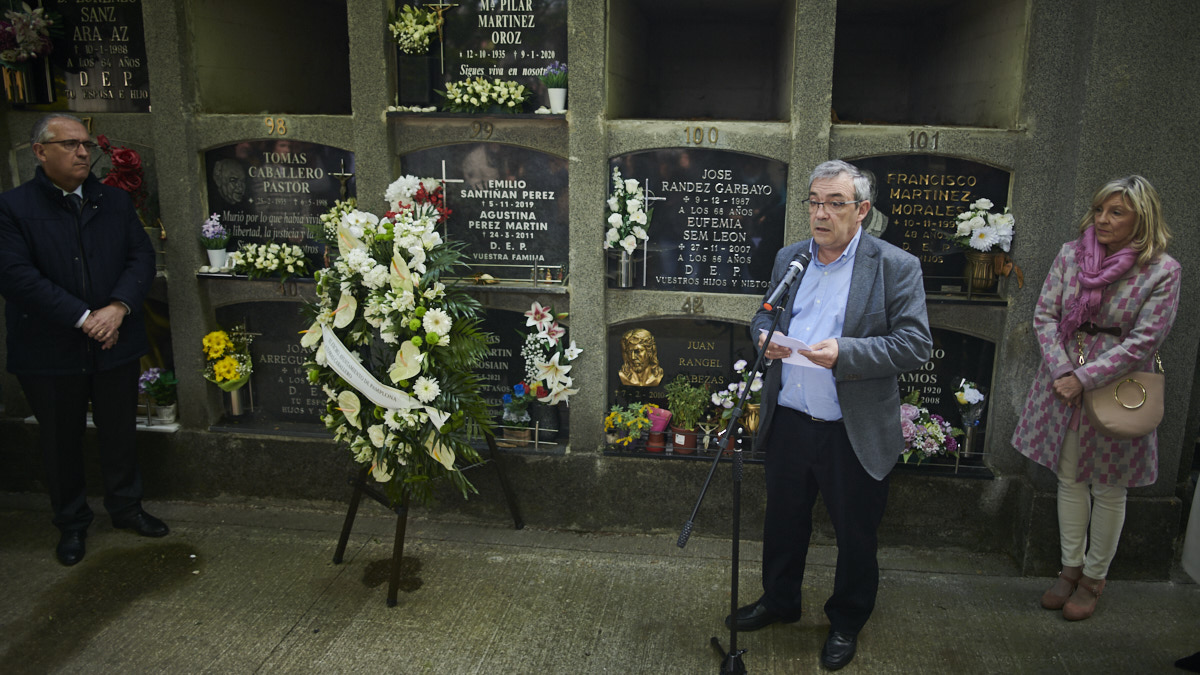 El Ayuntamiento, encabezado por el alcalde, Enrique Maya, celebra un acto de recuerdo a Tomás Caballero, concejal de UPN asesinado por la banda terrorista ETA hace 24 años. PABLO LASAOSA
