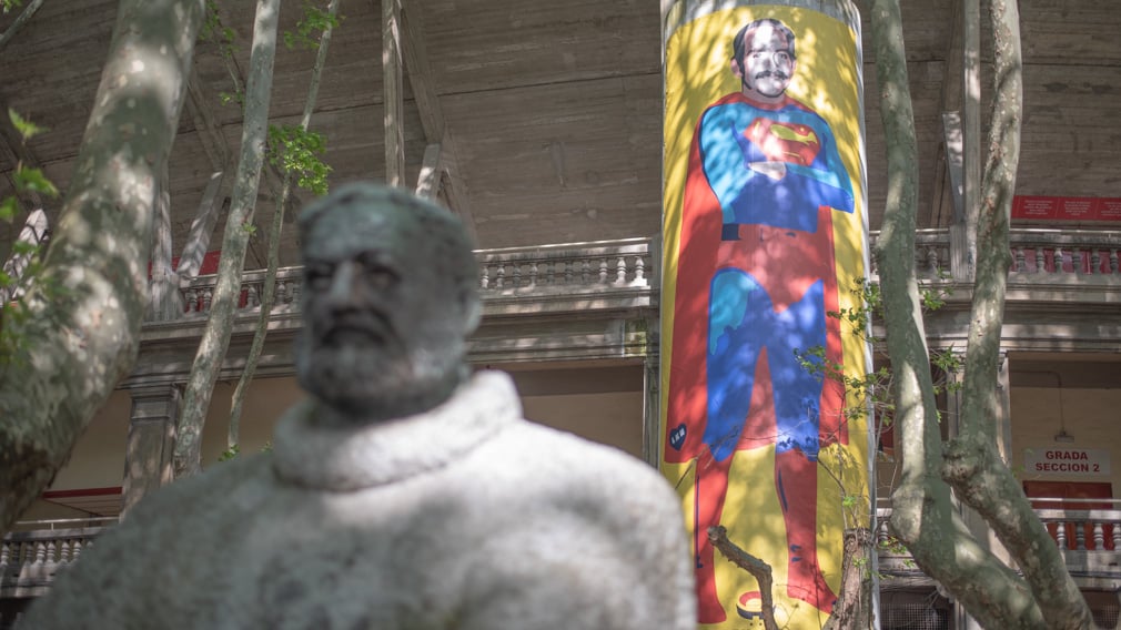 Nuevo cartel colocado en la fachada de la plaza de toros de Pamplona. IRAITZ IRIARTE.