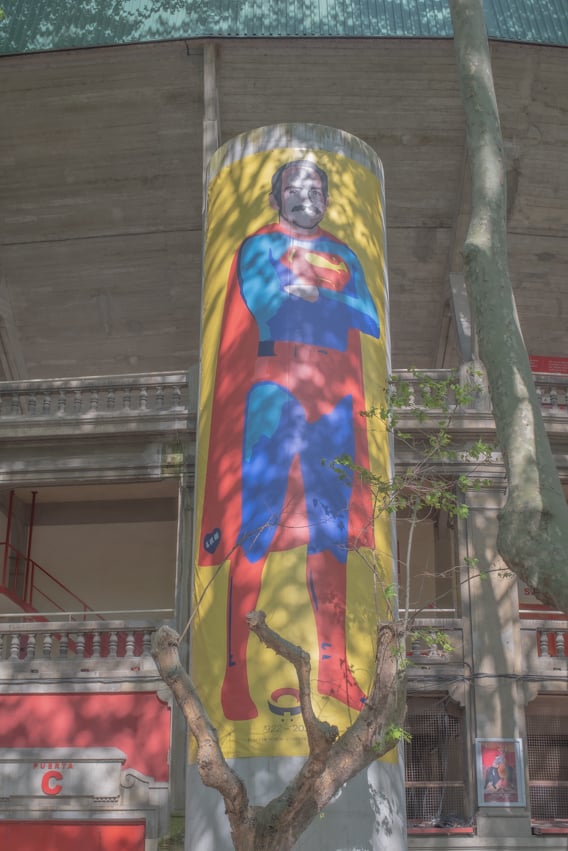 Nuevo cartel colocado en la fachada de la plaza de toros de Pamplona. IRAITZ IRIARTE.