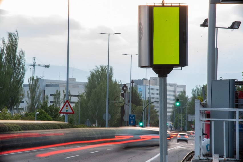Los nuevos radares colocados en la Av. Navarra y en la cuesta de Beloso.IRAITZ IRIARTE.