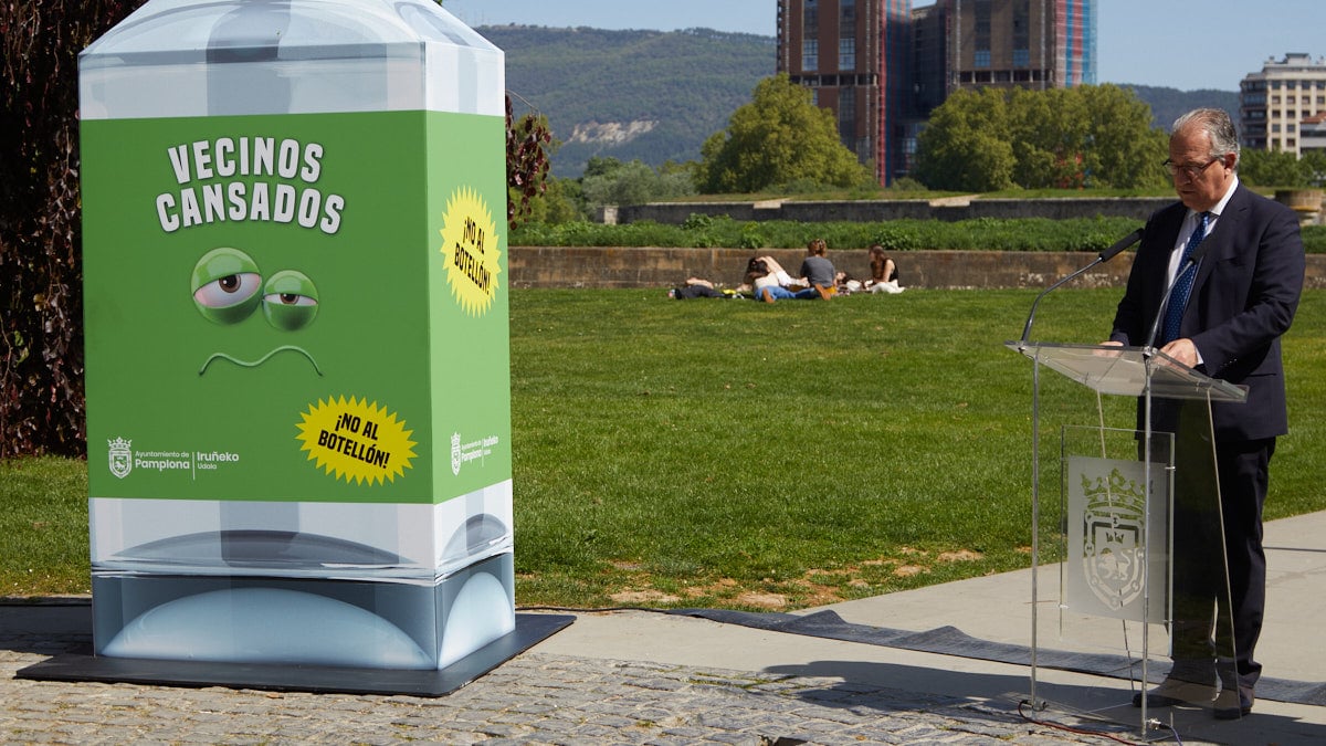 Presentación de la campaña de sensibilización contra los botellones con la presencia del alcalde de Pamplona, Enrique Maya, y miembros de la Comisión Municipal de Asuntos Ciudadanos. IÑIGO ALZUGARAY