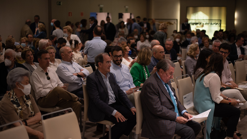 María San Gil y Jaime Orejoa participan en la presentación de la iniciativa NEOS. IRAITZ IRIARTE.