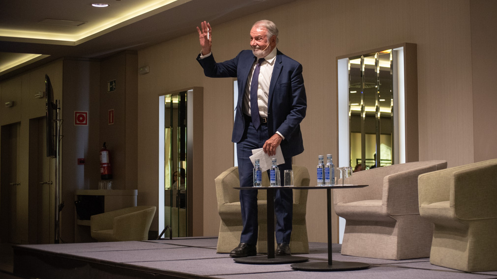 María San Gil y Jaime Orejoa participan en la presentación de la iniciativa NEOS. IRAITZ IRIARTE.