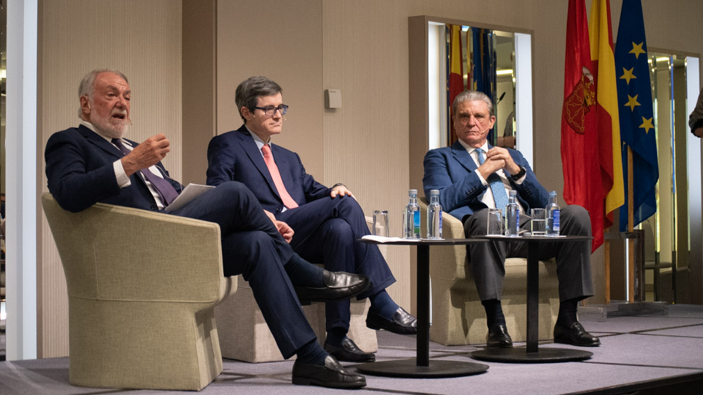 María San Gil y Jaime Orejoa participan en la presentación de la iniciativa NEOS. IRAITZ IRIARTE.