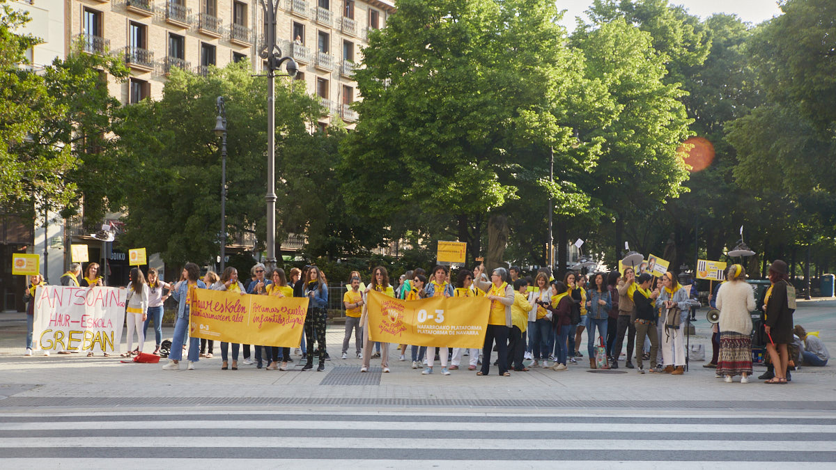 Concentración de la Plataforma 0-3 de Navarra frente al Parlamento de Navarra.IÑIGO ALZUGARAY