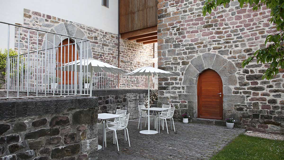 El patio del hotel rural Torre de Uriz