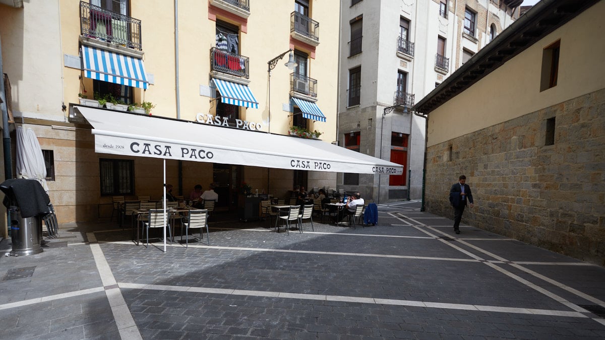 Bar Casa Paco en la calle Lincachiquía de Pamplona, junto a la plaza de San Nicolás. IÑIGO ALZUGARAY