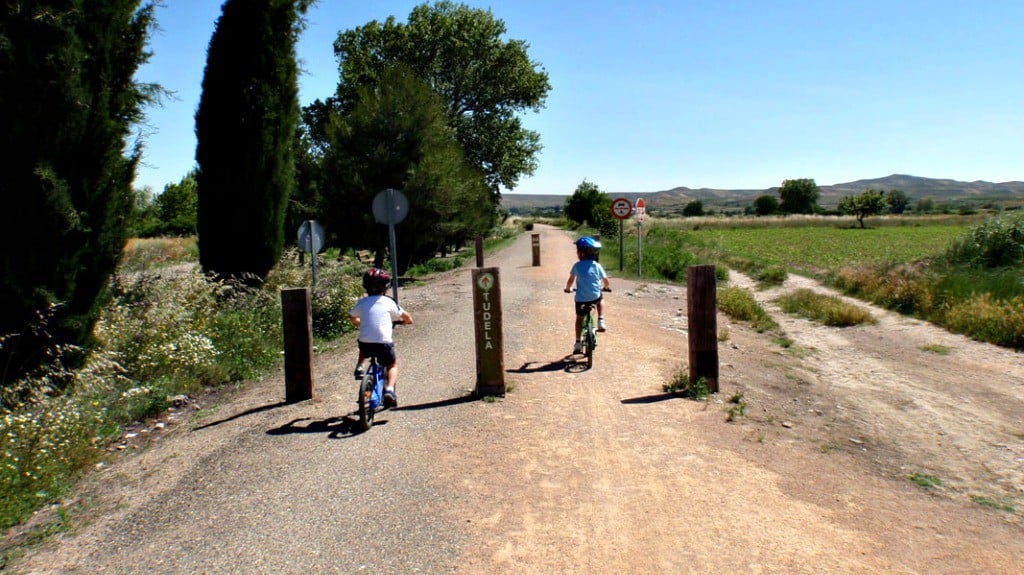 Niños recorriendo la Vía Verde del Tarazonica. Foto: archivo.