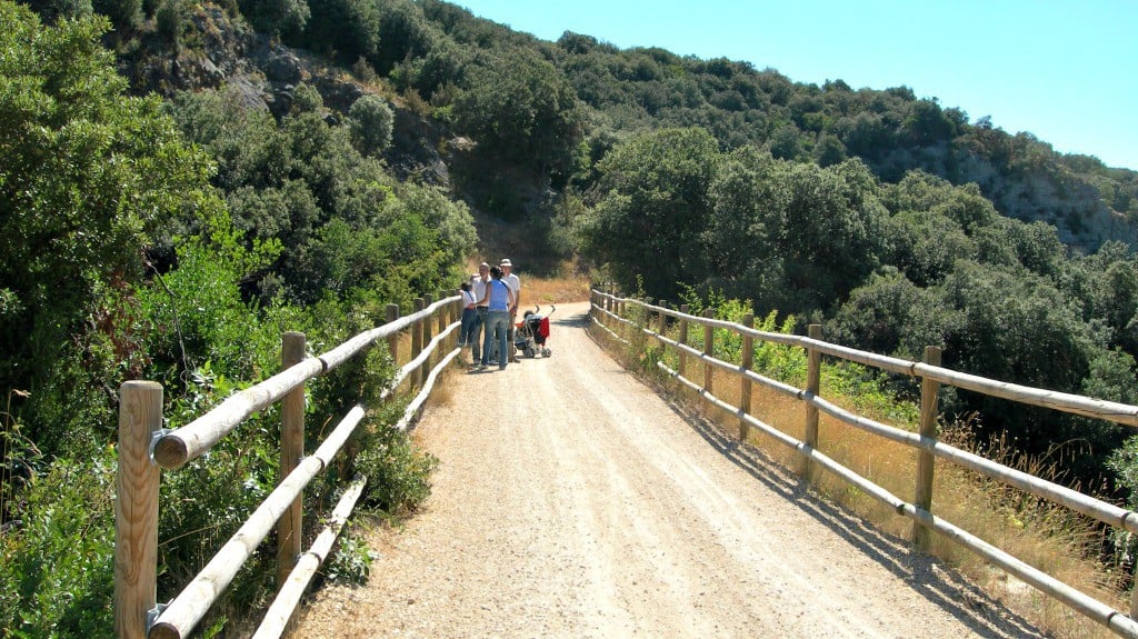 Un grupo pasea por la Vía verde del Ferrocarril Vasco Navarro. Foto: archivo.