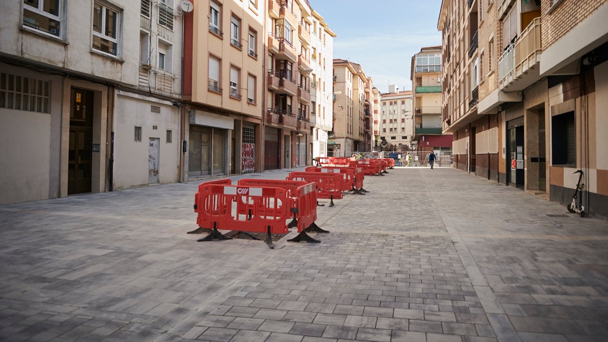 Los miembros del Consejo de Gerencia y de la Comisión de Urbanismo del Ayuntamiento visitan las obras de reurbanización del entorno de las calles Manuel de Falla, Río Urrobi y Río Irati, en el barrio de la Milagrosa. PABLO LASAOSA