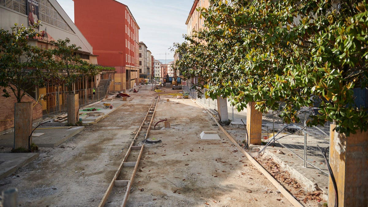 Los miembros del Consejo de Gerencia y de la Comisión de Urbanismo del Ayuntamiento visitan las obras de reurbanización del entorno de las calles Manuel de Falla, Río Urrobi y Río Irati, en el barrio de la Milagrosa. PABLO LASAOSA