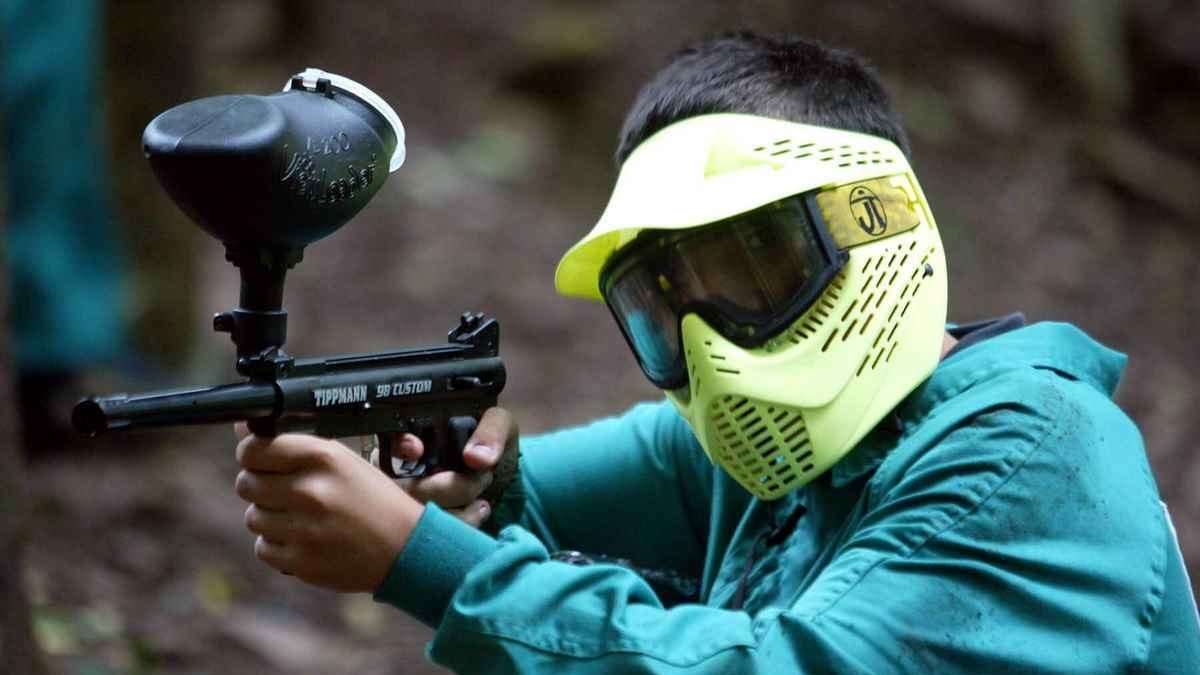 Un niño jugando al paintball en el Bertiz Abentura Park. Foto: Bertiz Abentura Park.