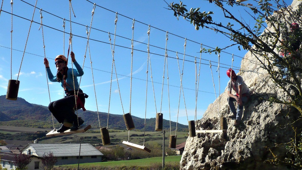 Una de las pruebas aéreas del Urbasa Abentura Park. Foto: Turismo en Navarra.