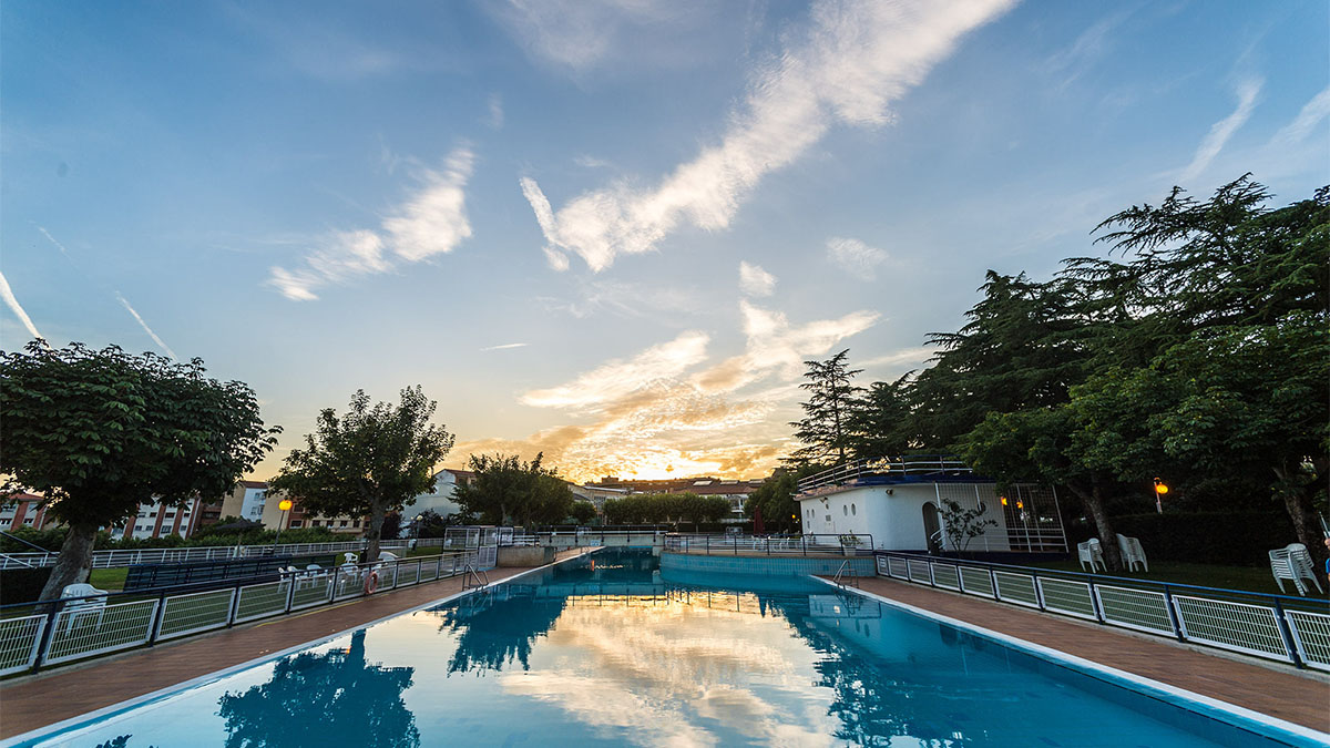 Un club de Pamplona se adelanta al verano y abre sus piscinas este viernes