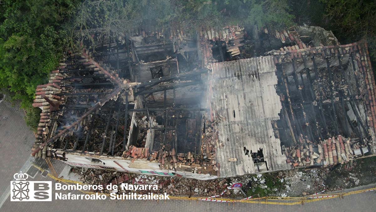 Imagen aérea de la vivienda abandona tras el incendio del pasado domingo - CEDIDA