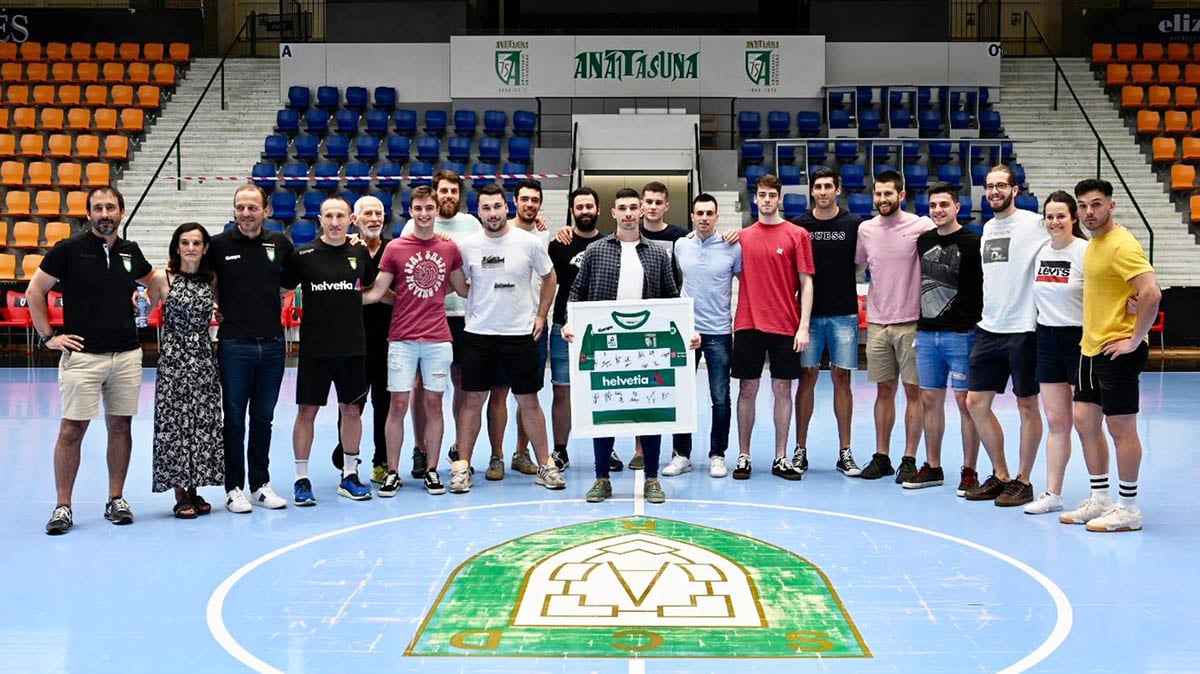 Xabier Etxeberria muestra una camiseta firmada por sus compañeros del Anaitasuna tras anunciar su retirada del balonmano. Cedida.