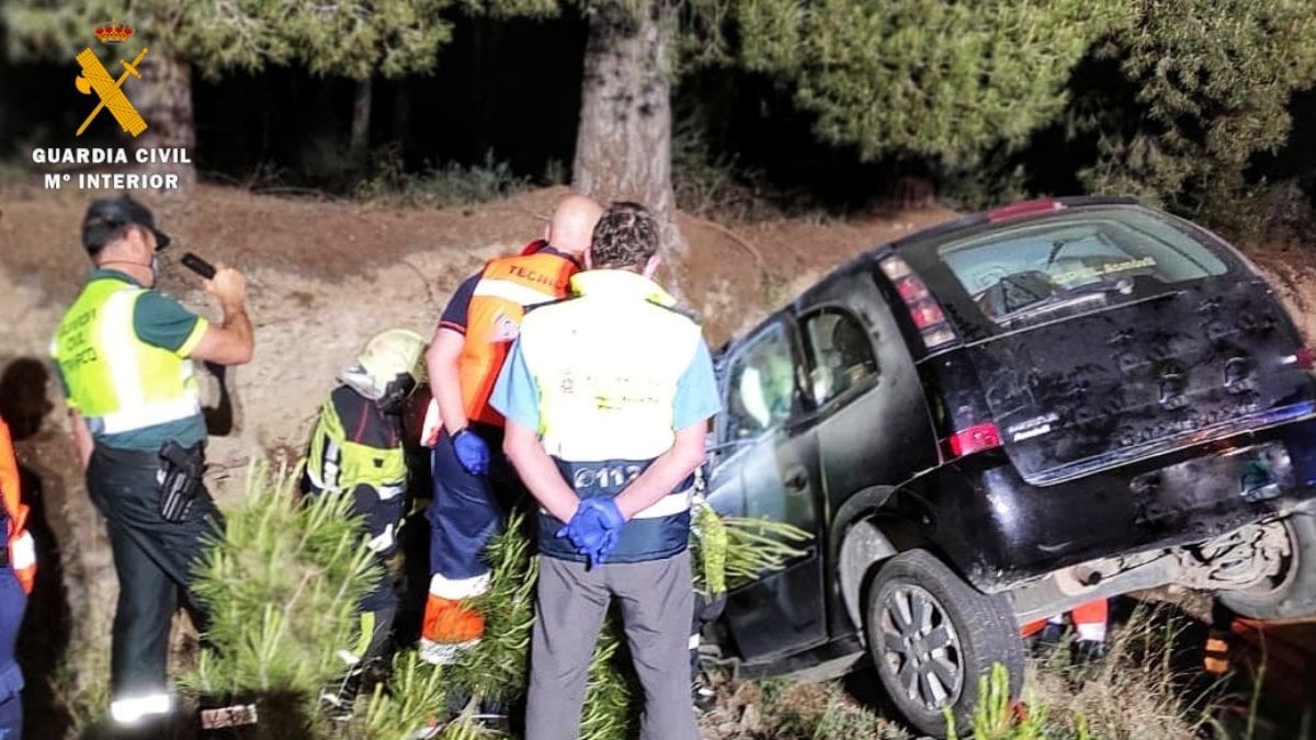 agentes de la Agrupación de Tráfico de la Guardia civil de Navarra se encuentran investigando las causas del accidente.