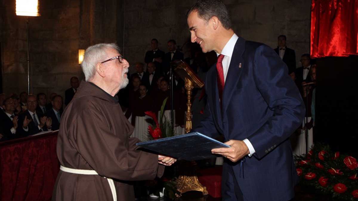 El religioso navarro Tarsicio de Azcona recibe el premio Príncipe de Viana 2014 de manos de don Felipe y doña Letizia (2)