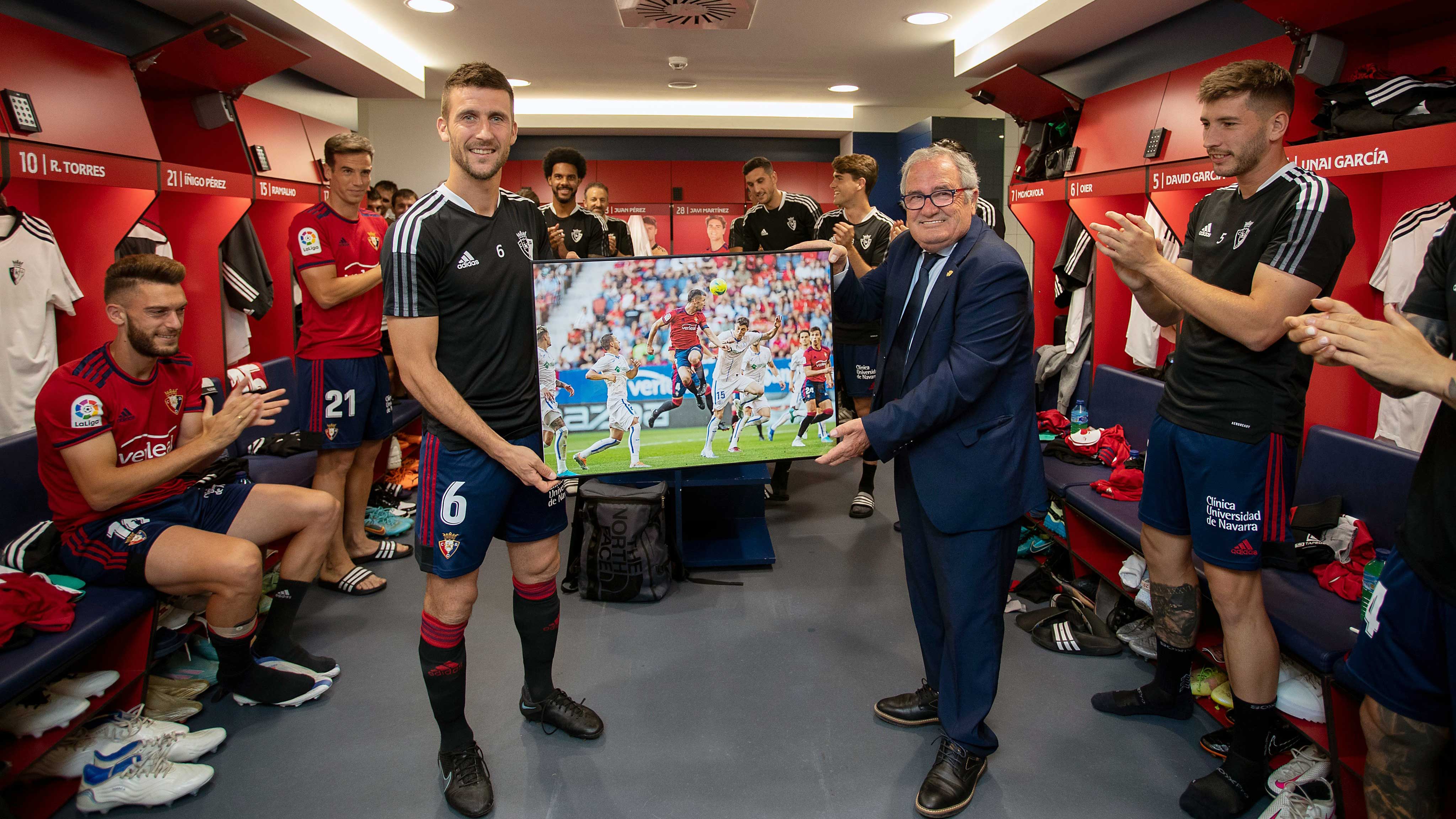 Oier Sanjurjo recibió también una foto con el último gol que anotó con la camiseta rojilla al Getafe CF. OSASUNA.