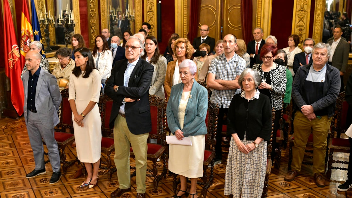 Entrega de las cruces de Carlos III El Noble a las cinco personas galardonadas en la edición de 2022, el dibujante César Oroz, el periodista Fermín Goñi, la editora Sandra Ollo, el pedagogo y promotor del euskera Aitor Etxarte (a título póstumo), y Josefina Campos, una de las principales referentes del movimiento memorialista. PABLO LASAOSA