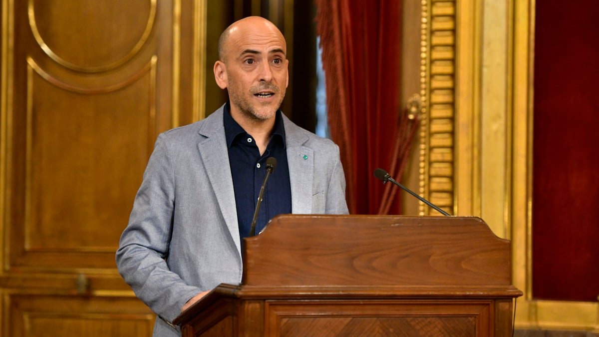 Entrega de las cruces de Carlos III El Noble a las cinco personas galardonadas en la edición de 2022, el dibujante César Oroz, el periodista Fermín Goñi, la editora Sandra Ollo, el pedagogo y promotor del euskera Aitor Etxarte (a título póstumo), y Josefina Campos, una de las principales referentes del movimiento memorialista. PABLO LASAOSA