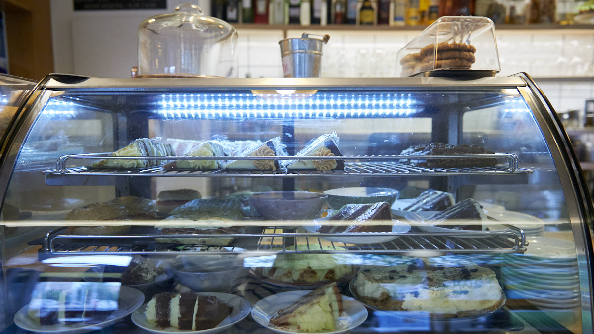 Rubén González abrió la cafetería Frida en marzo de 2021. IRANZU LARRASOAÑA