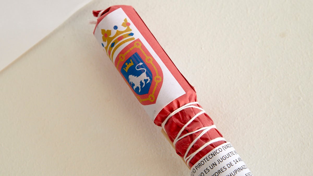 César López, propietario de Pirotecnia Fiesta, muestra el cohete que se utilizará en el chupinazo para dar inicio a las fiestas de San Fermín. IÑIGO ALZUGARAY