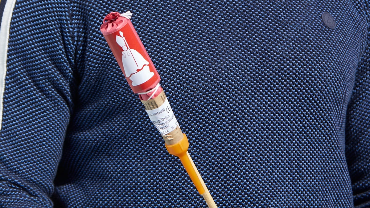 César López, propietario de Pirotecnia Fiesta, muestra el cohete que se utilizará en el chupinazo para dar inicio a las fiestas de San Fermín. IÑIGO ALZUGARAY