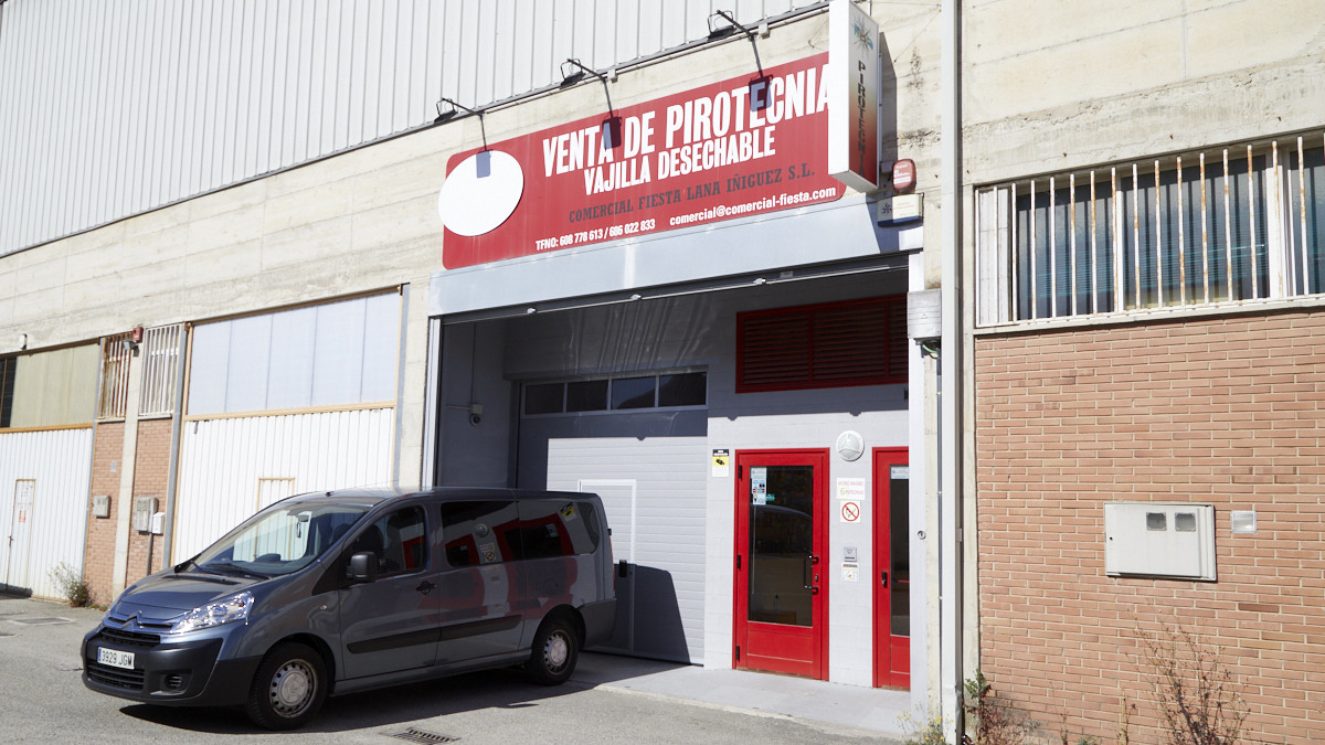 César López, propietario de Pirotecnia Fiesta, muestra el cohete que se utilizará en el chupinazo para dar inicio a las fiestas de San Fermín. IÑIGO ALZUGARAY